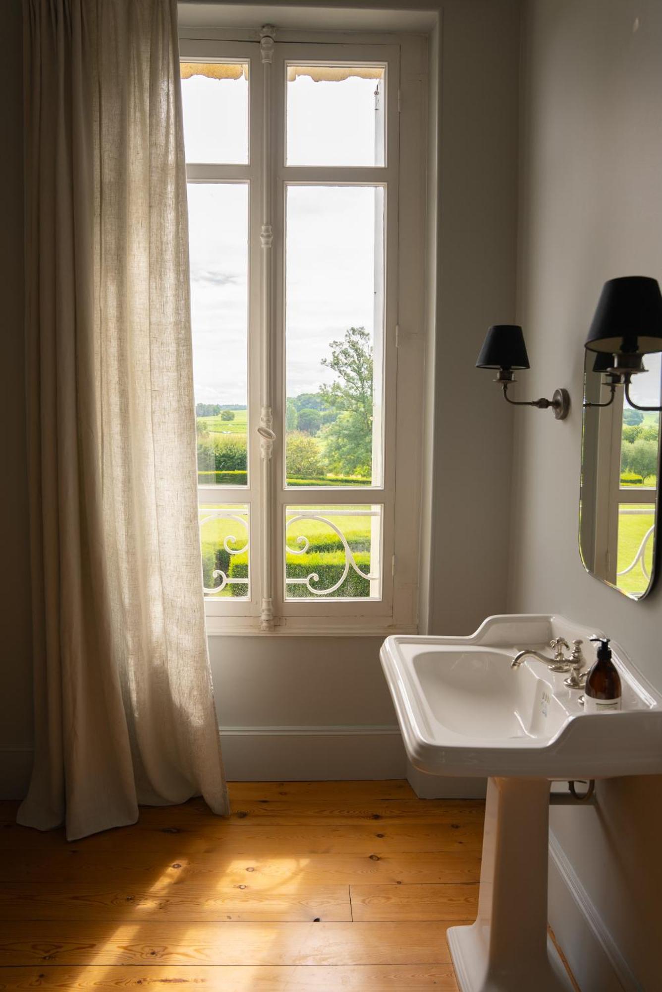 Chateau De Lussac Lussac  Room photo