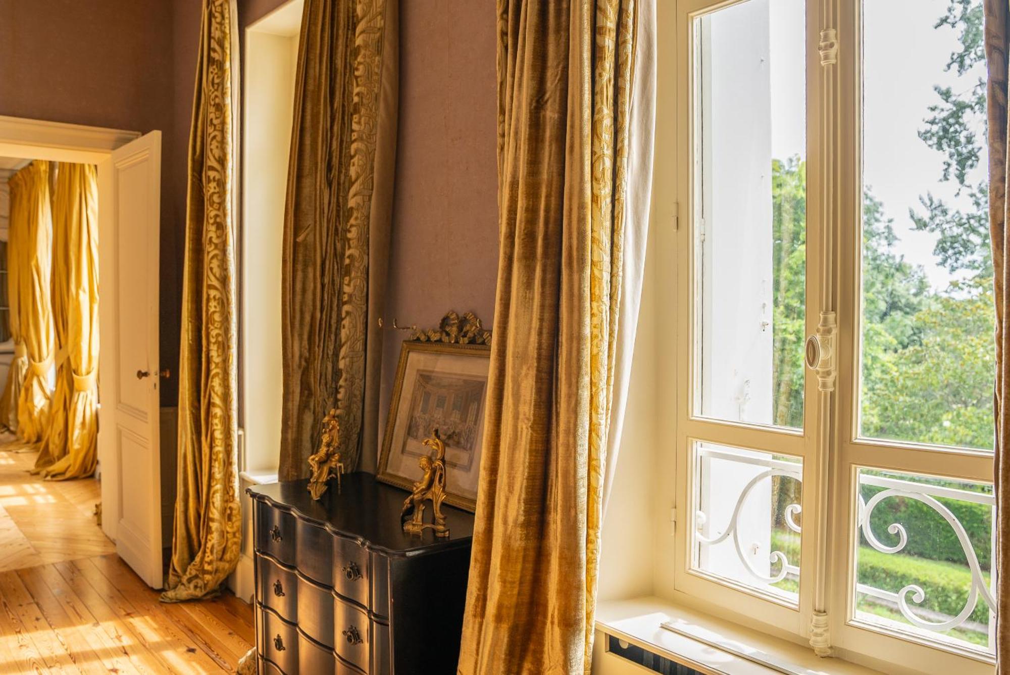 Chateau De Lussac Lussac  Room photo